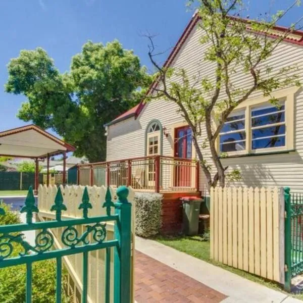 Bright 3-bedroom apartment - Central Armidale, hotel in Armidale