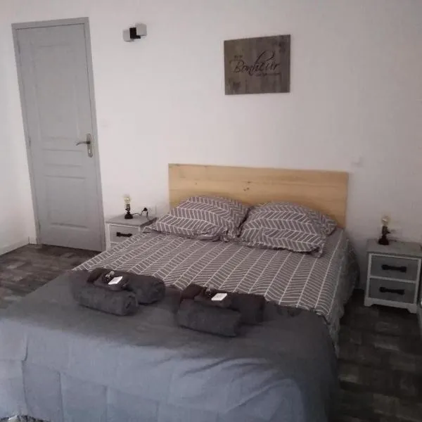 Location des isles، فندق في Saint-Germain-le-Gaillard