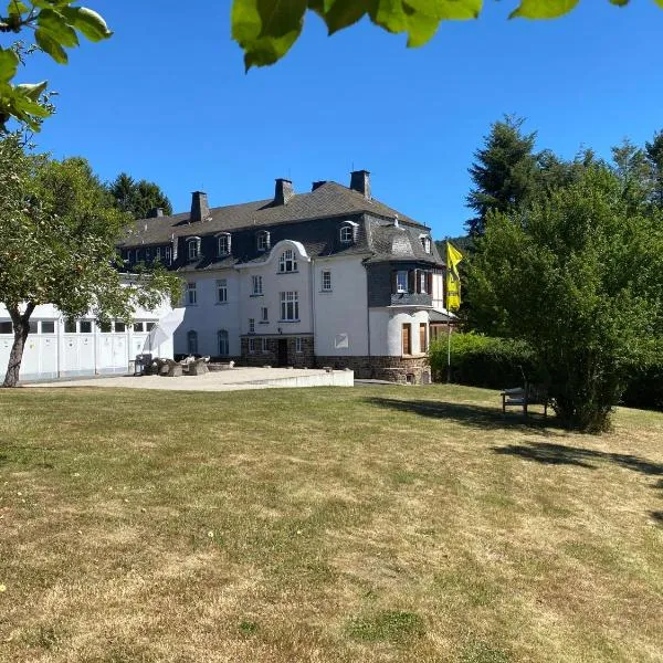 Nürburgring Ferienhaus m. Parkplatz - Klima - Garten und viel Platz, hotell i Adenau