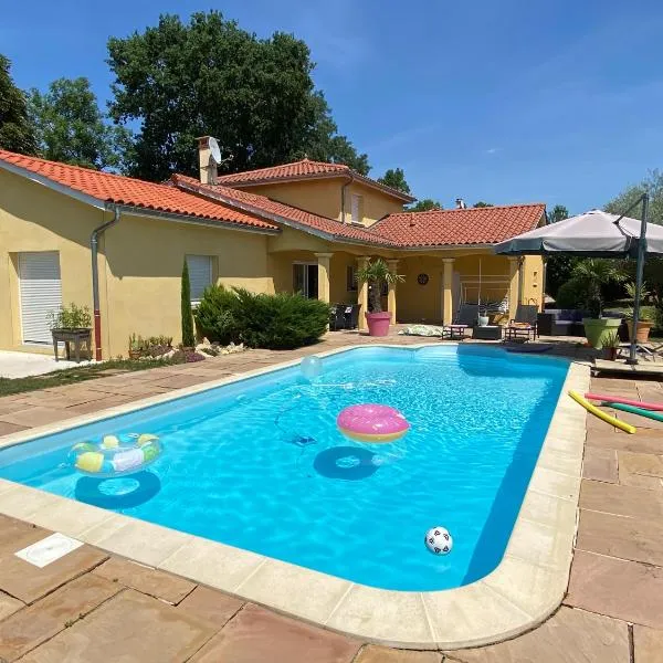 Chambres dans villa avec piscine, хотел в Moiré