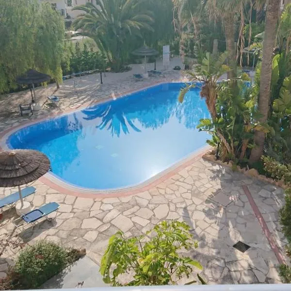 Sea view Apartment Peyia, Paphos, hotel i Stroumbi