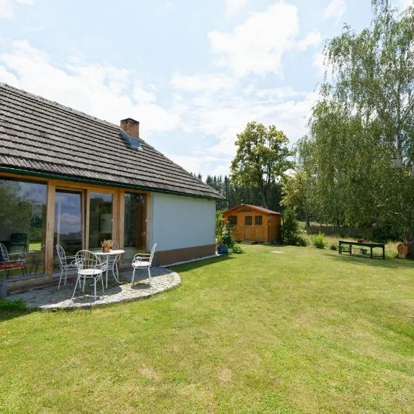 Idylisches Ferienhaus komplett im Grünen mit direkter Anbindung an den Thayatalradweg, hotel in Groß-Siegharts