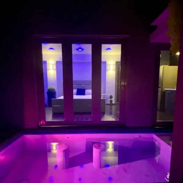 Modern Pool Suite @ Pasavento in Aguadilla, hotel u gradu Agvadilja
