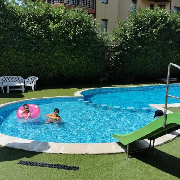 Aparthotel Lucky Family, ξενοδοχείο στη Ράβντα