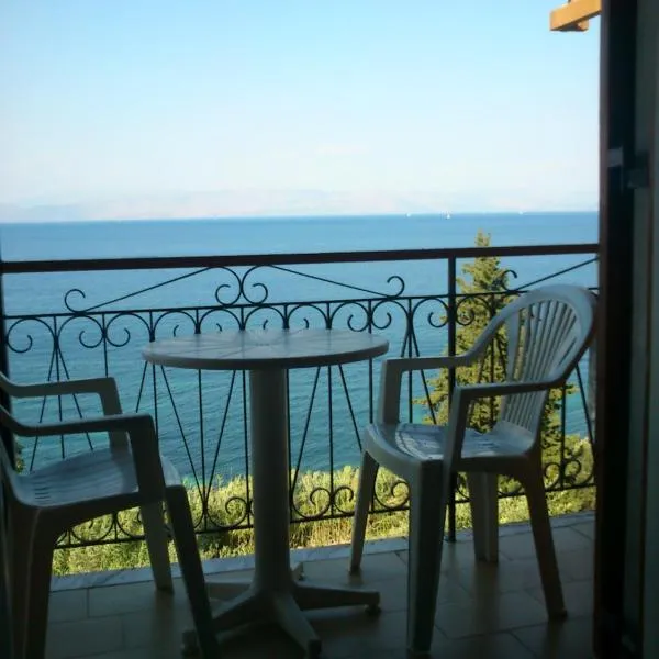 Corfu Bay sea view apartments 100m from the beach, hotel v destinaci Benitses