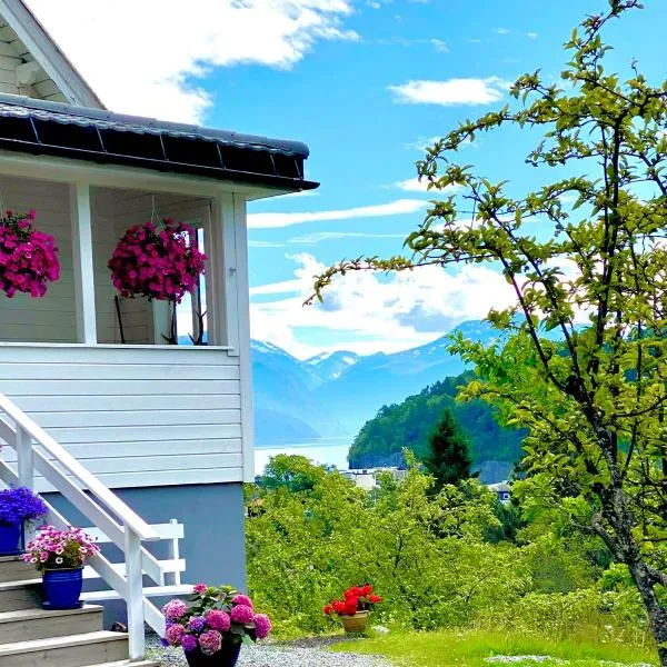 Fjord View Apartment – hotel w mieście Stordal