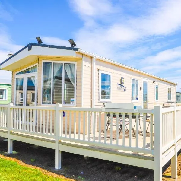 Big Skies Platinum Plus Holiday Home with Wifi, Netflix, Dishwasher, Decking, hotel en Camber