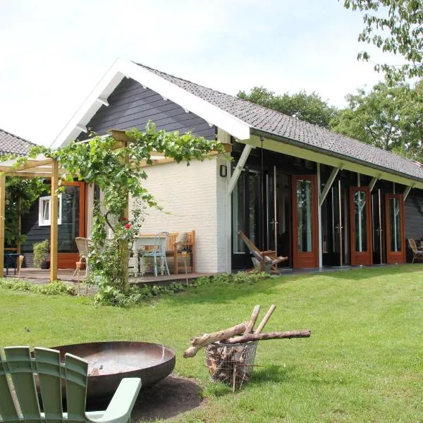 Familiehuis De Betuwe met prive kunstgras tennisbaan en sauna، فندق في Wamel