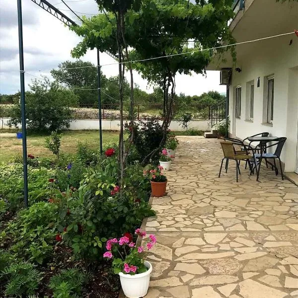 Apartments Nena, hotel v destinaci Lozovac