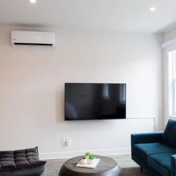 Live Like a Local in this Superb Loft by Den Stays, hotel din Montréal
