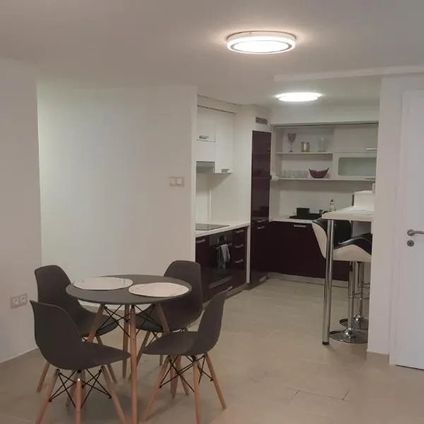 Orhidea Szuterén Apartman, hotel in Győr