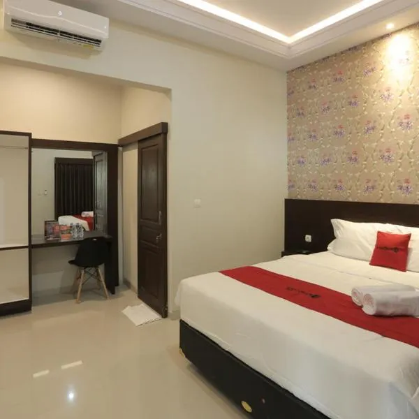 RedDoorz Plus near Solo Paragon Mall, hotel in Bonorejo