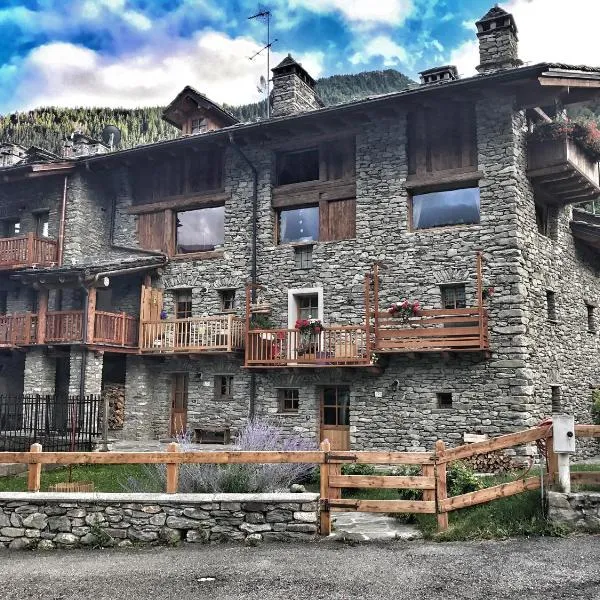 Bilocale pietra e legno immerso nella natura, hotel in Morgex