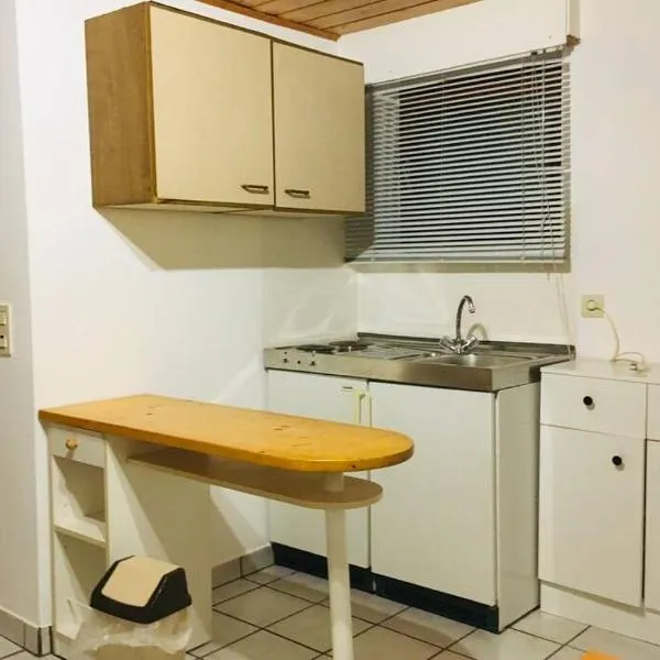 Biete ruhige Zwei-Zimmer Souterrain-Wohnung, hotel u gradu 'Niederkassel'