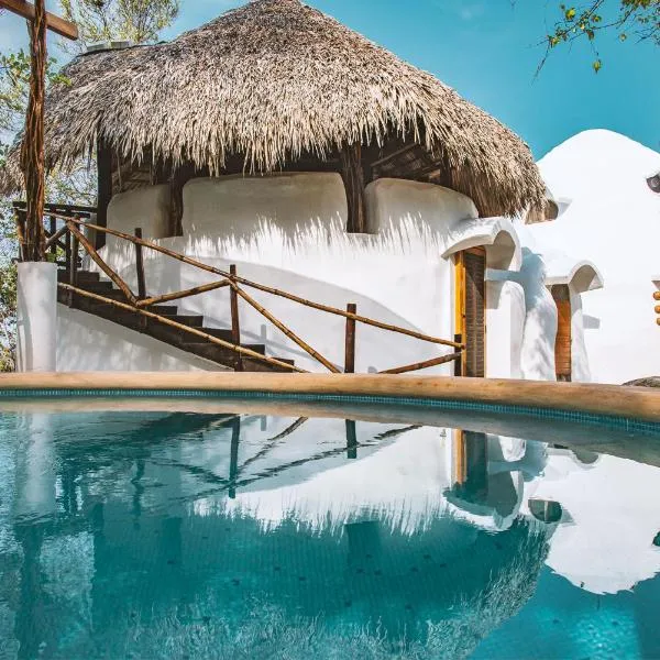 New Ruins Off-The-Grid SuperAdobe Domes with Pool โรงแรมในPiedra Blanca