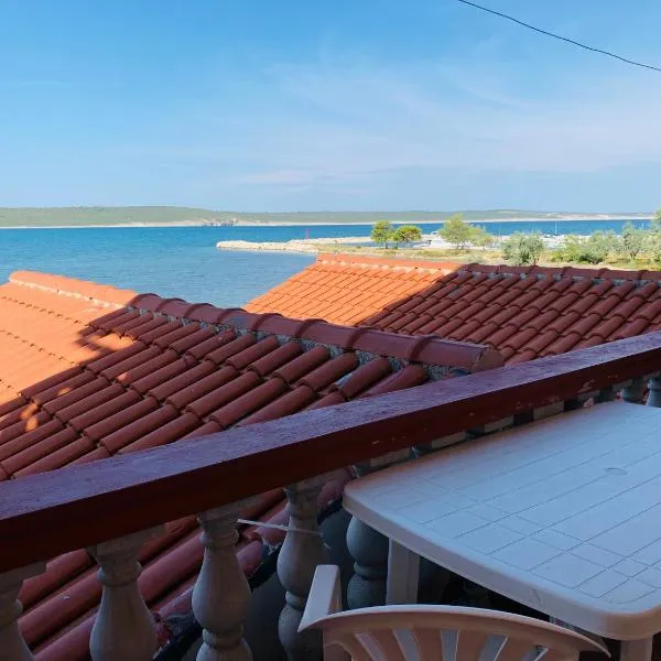 Apartment 4 Persons - direct by the sea, 1st floor: Ljubač şehrinde bir otel