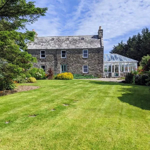 Cosy, Coastal Retreat with a Large Garden, hotel in Monreith
