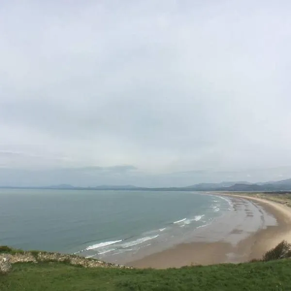 Nyth Y Wiwer, Spacious and Peaceful Bungalow Near Harlech、Llanfairのホテル
