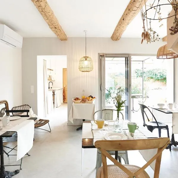 Maison 1634 - petit-déjeuner offert, parking, centre ville à pied, piscine, climatisation, cuisine, Hotel in Pézenas