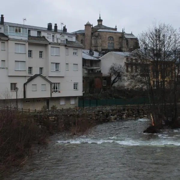 Hostal Burbia, viešbutis mieste Canedo