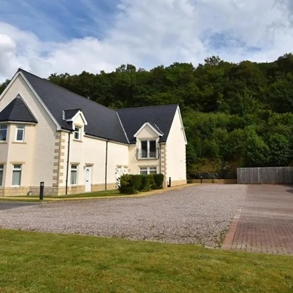 Conaglen, Glenloch View, Fort William 2-Bedroom Loch Side Flat, hotel v destinaci Fort William