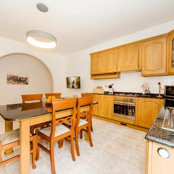 Central 3 Bedroom Entire Apartment Msida, хотел в Мсида