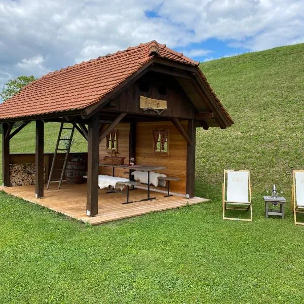 Wooden hut at tourist farm Artisek, hotel v destinaci Štore