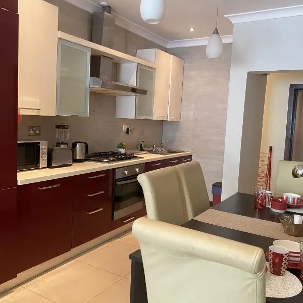 [B] Bakerstreet - Beautiful Two Bedroom Apartment, hotel sa Adentan