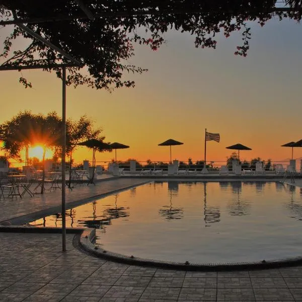Santorini Camping & Hostel, hotel ve Fiře