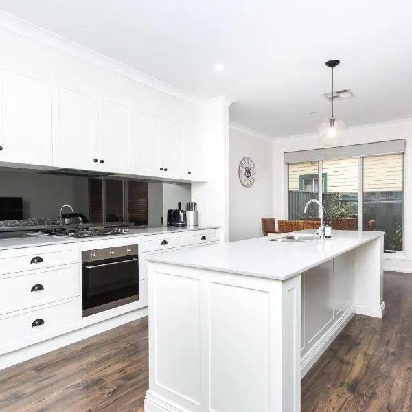 4 Bedroom Inner City Townhouse - SLEEPS 9 !!, hotel di Wagga Wagga