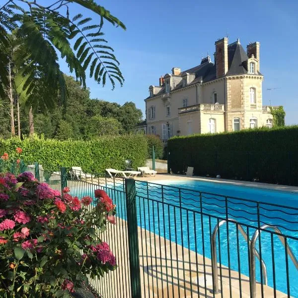 Loire Valley Cottages, hotel v mestu Jarzé