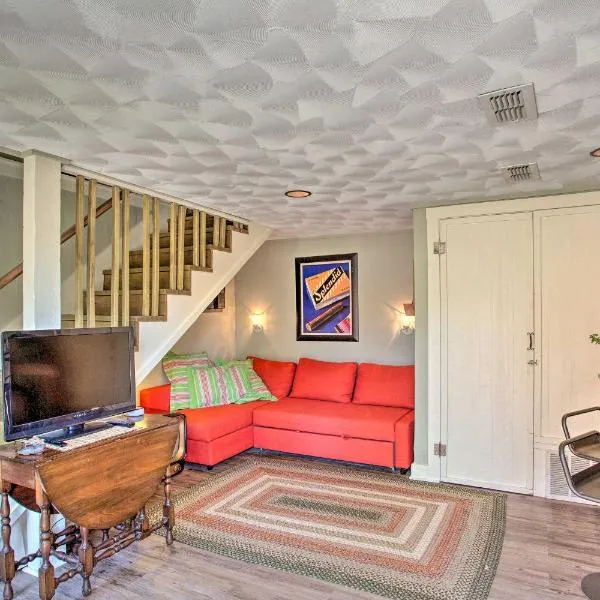 Historic Fort Worth Cottage with Shared Pool!, hotel v destinaci Fort Worth