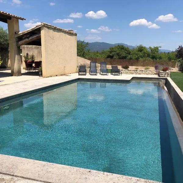 Villa dans le LUBERON à 2 km de LOURMARIN, hotel v destinaci Lauris