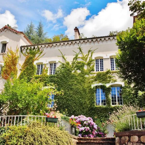 Villa Aimée Luxury Apartments with Heated Pool, hotel en Vals-les-Bains