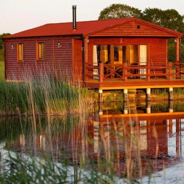 Lakeside Fishing Lodges, hotel in Leake Common Side