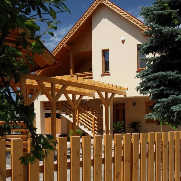 Family Panzio es Apartman Hazak, hotel in Kisbodak