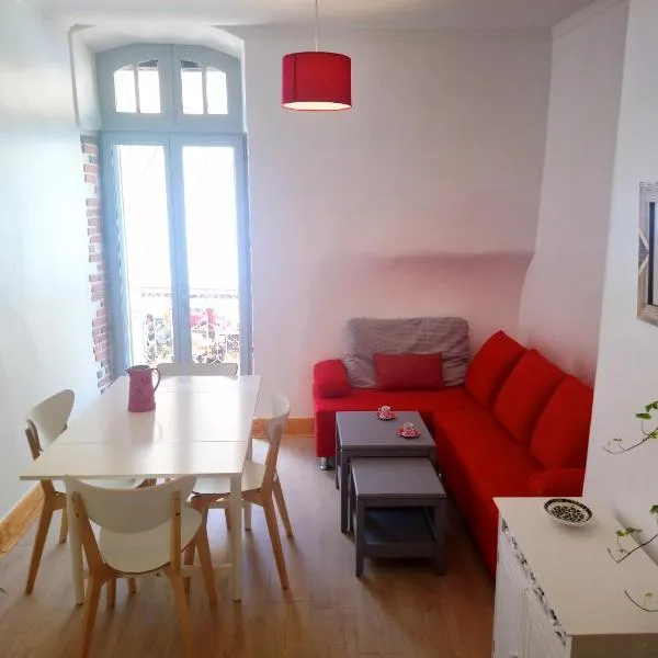 Joli duplex avec balcon et vue sur place du centre historique !, ξενοδοχείο σε Foix