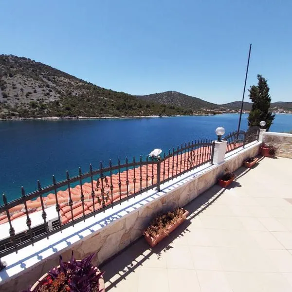 Apartments Carmen Vinisce, hotel v destinaci Vinišće