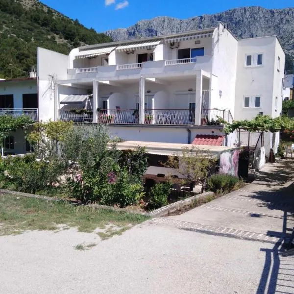 Apartments Melly, hotel v Zaostrogu