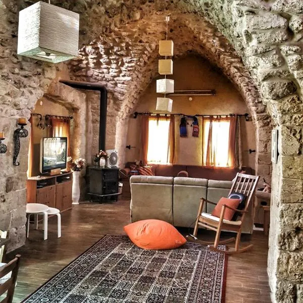 19th Century Magical House in Galilee، فندق في Hararit