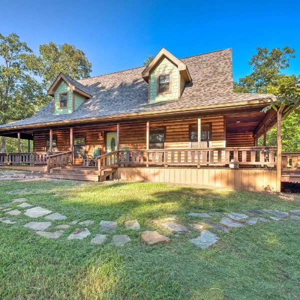 Broken Bow Retreat on 2 Acres w/ Hot Tub & Deck!, hotel en Broken Bow