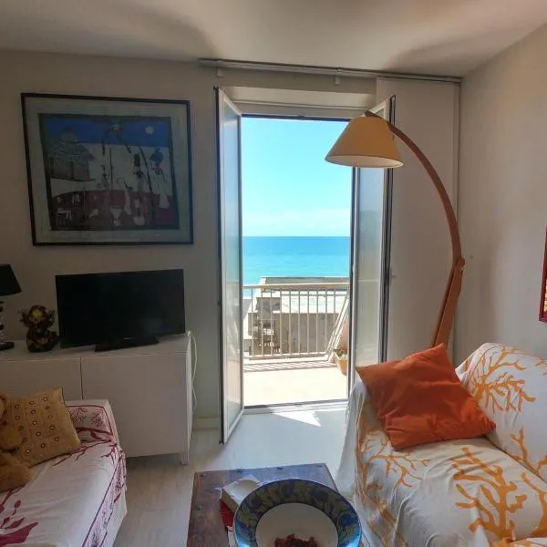 Rosso Tramonto luxury-white- LADISPOLI, Lungomare Regina Elena 58, hotel in Ladispoli
