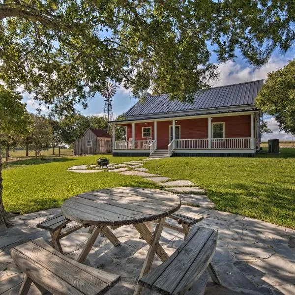 Peaceful Schulenburg Farmhouse with Fire Pit and Grill, hotel v destinaci Schulenburg