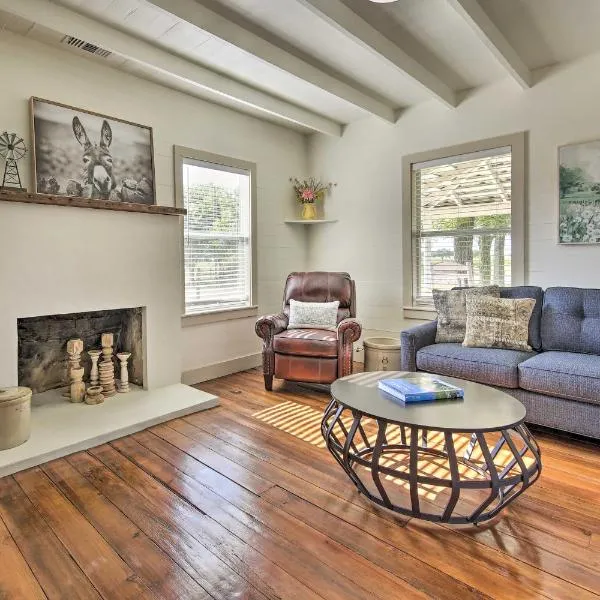 Peaceful Schulenburg Farmhouse with Fire Pit and Games, hotel in Schulenburg