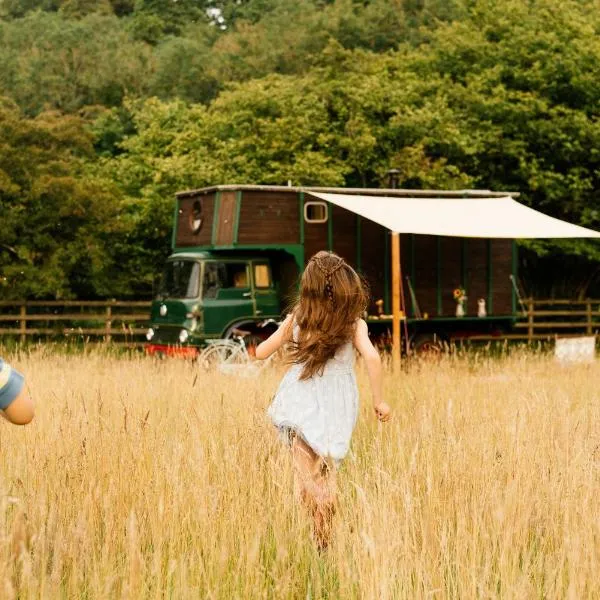 Abbeyfield Horsebox Glamping, hotel in Hartburn