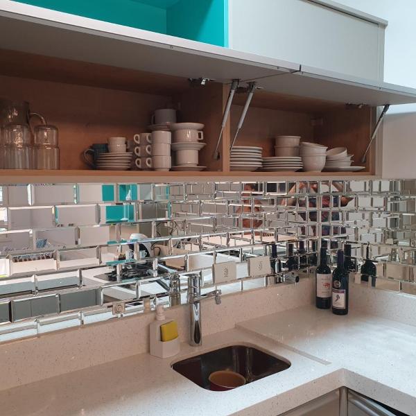 Fabuloso flat 243 Amarílis 2 piscinas climatizadas, carregador veiculo elétrico Riviera de São Lourenço, Bertioga Apartamento Duplex inteiro, cozinha equipada completa, serviço de praia, limpeza e trocas diária de toalhas, wi-fi 500mb - Foto 3