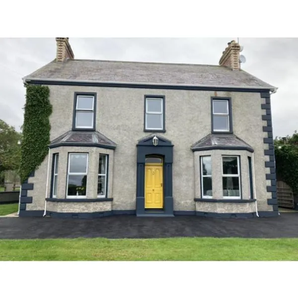 Ballyginniff Farm House, hotel v destinaci Crumlin