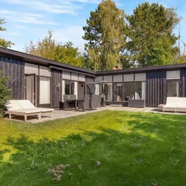 Cozy summer house 50 meter from the beach, 89 m², hotel v destinaci Dronningmølle