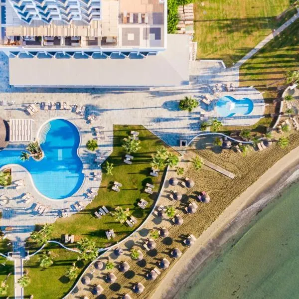 Golden Bay Beach Hotel, hôtel à Pýla