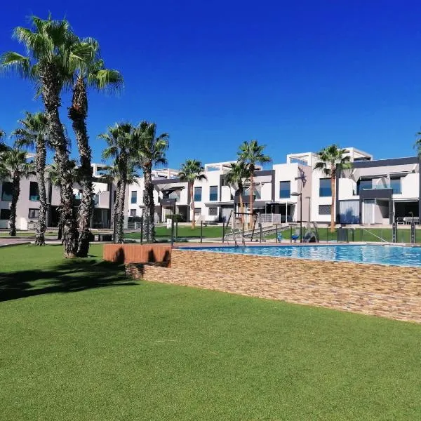 Bright bungalow Oasis Beach La Zenia, hotel u gradu Orihuela